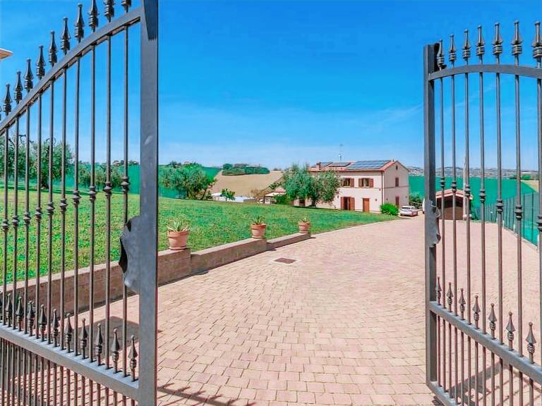House with barbecue, private pool & yard | Sea view in Fermo