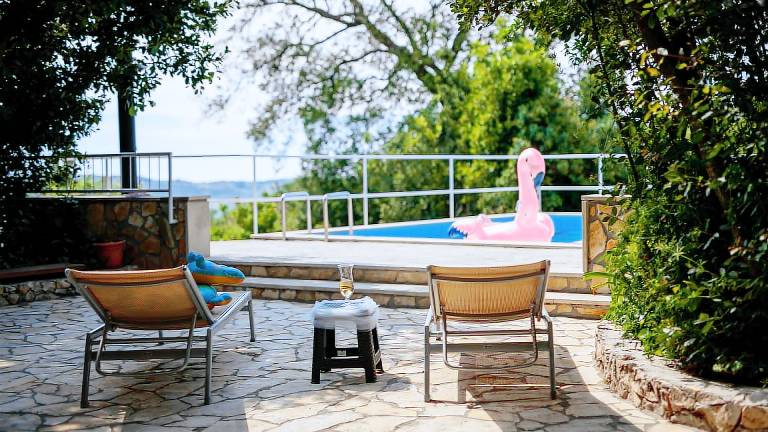 Villa with yard, terrace & private pool — photo 5