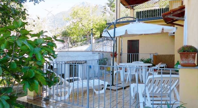 Holiday apartment with terrace, yard & barbecue — photo 5
