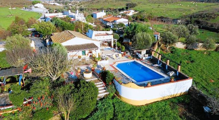 Vacation home with yard & pool in Évora