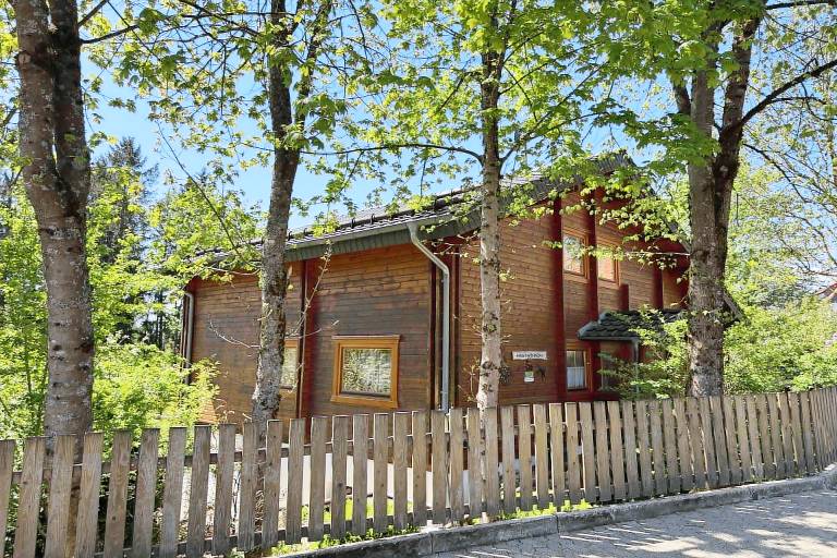 Rental apartment with patio, barbeque & yard | Pets allowed — photo 2