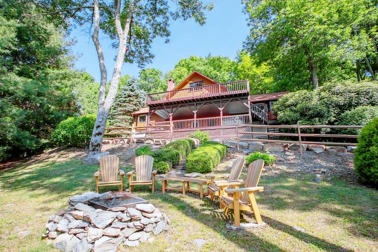 Cabin with hot tub & BBQ | Mountain view — photo 3