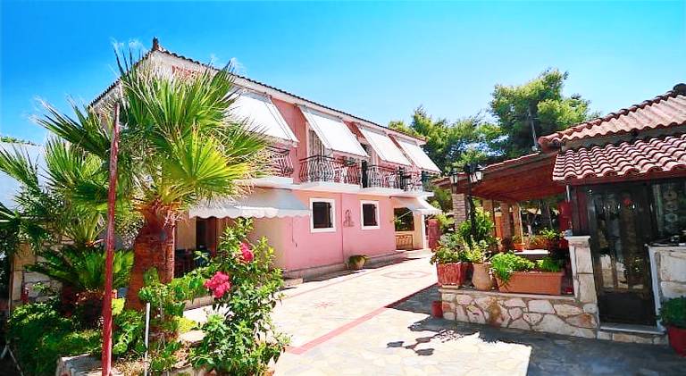 Serviced apartment with terrace, yard & BBQ in Zakynthos