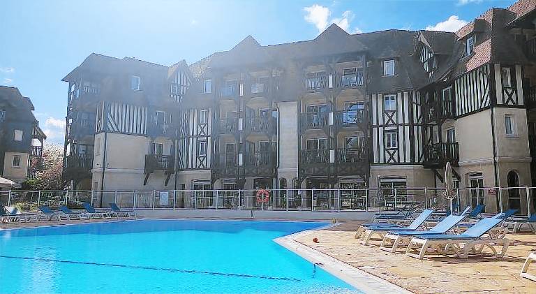 Apartment with pool | Pets are welcome in Touques