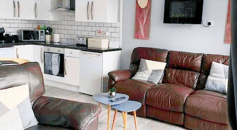Stunning 3 Bed Riverside Cabin in Snowdonia — photo 2