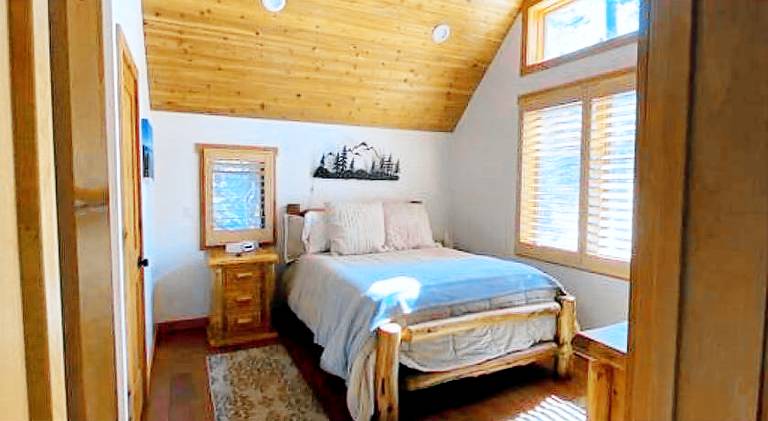 Charming vacation home with jacuzzi | Pets allowed — photo 2