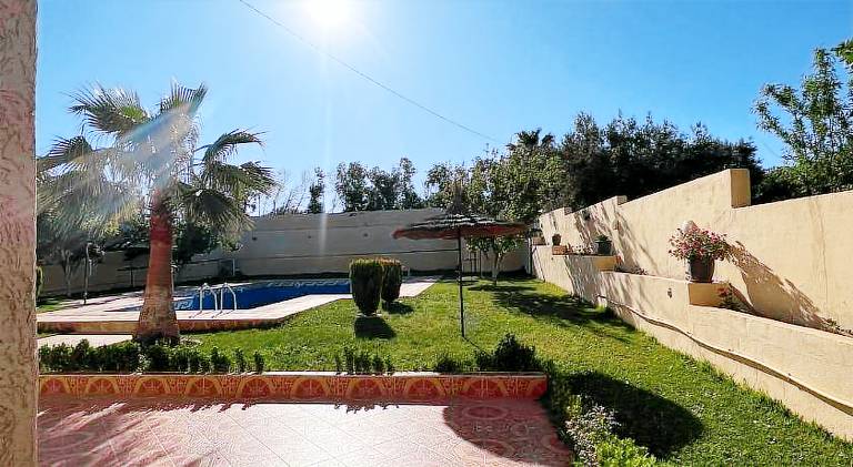 Villa with pool — photo 4