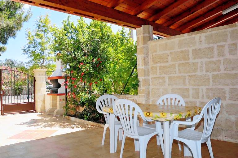 House with patio, grill & yard — photo 2