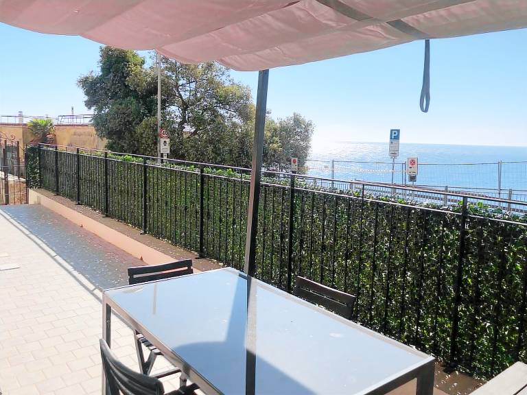 Holiday apartment with patio in Savona
