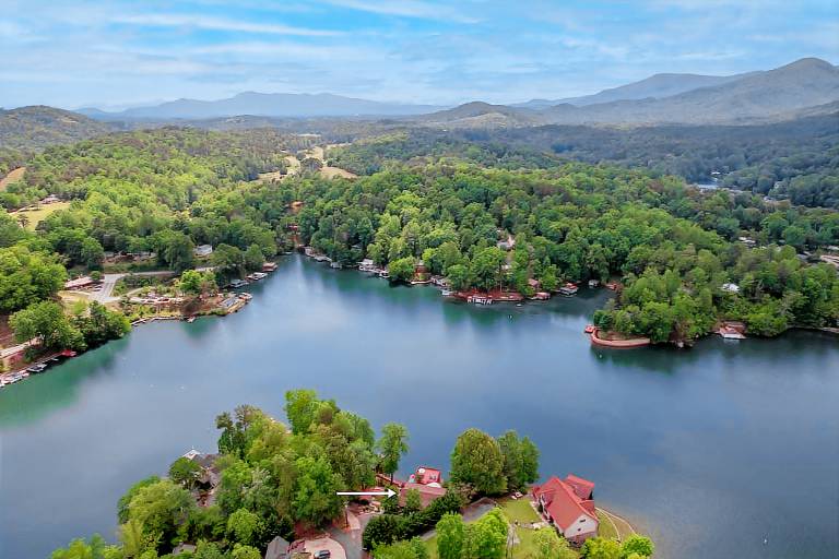 M & M Rockhouse Pet-Friendly Lake Cottage on Lake Lure with Private Lake Access and Fire Pit — photo 5