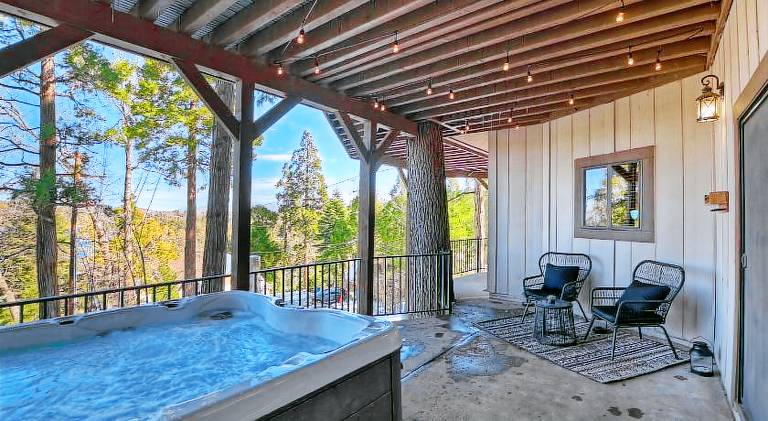 Vacation home with hot tub — photo 3