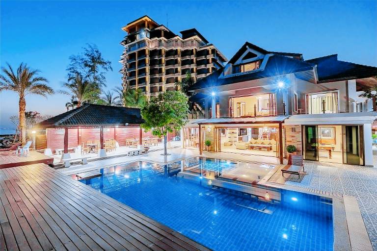 Villa with yard, barbeque & pool | Water view | Pet-friendly — photo 3
