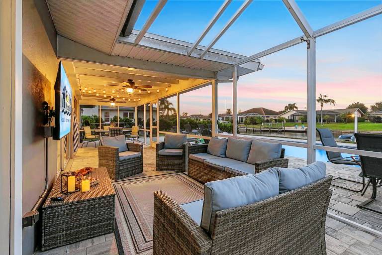 Vacation home with private pool & BBQ | Water view — photo 5