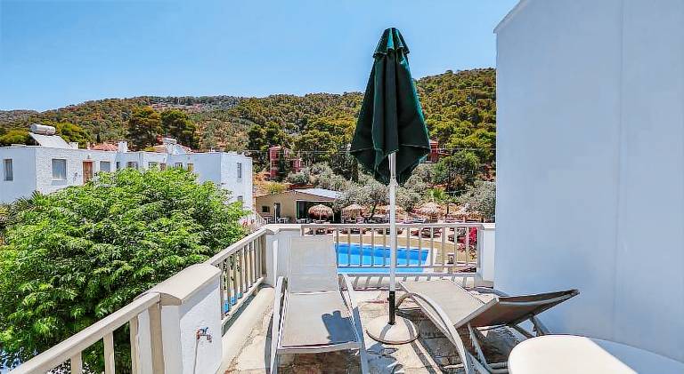 Serviced apartment with pool, yard & patio — photo 4