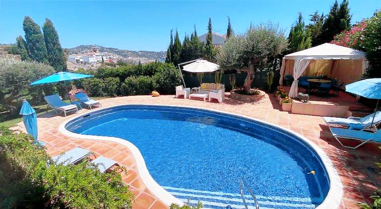 Fully equipped beautiful villa with grill, patio & private pool | Beach nearby | Good for workation | Pet-friendly in Almunecar