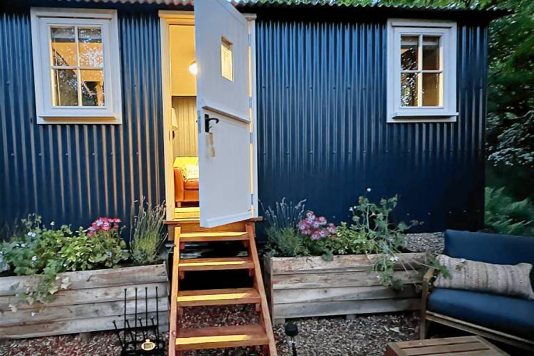 Shepherd's Hut - Sleeps 2 - Pet friendly - Parking in Bodmin