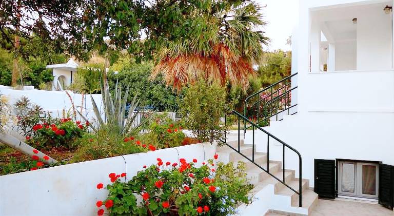 Rental apartment with patio & yard — photo 4