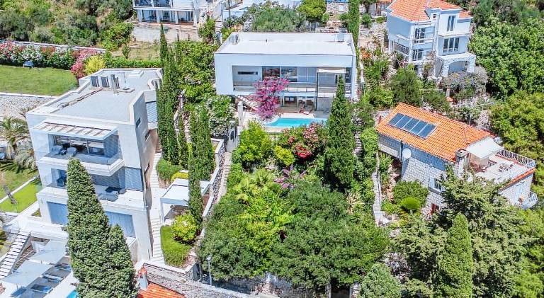 Villa with pool — photo 5