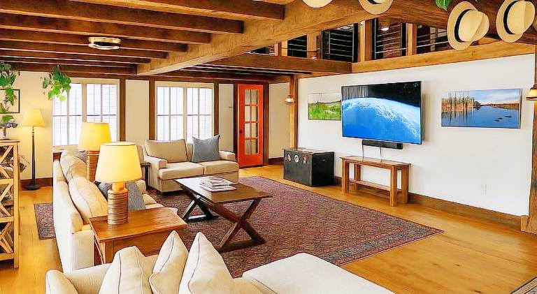 Magical Post and Beam Loft Downtown Newport! — photo 3