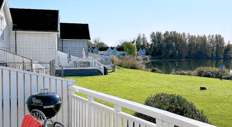 Dog-Friendly Lakefront Escape w Brand New Decking — photo 4