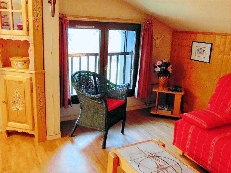 Beautiful renovated apartment in Chamonix with Mont-Blanc view, parking, and pets allowed — photo 3