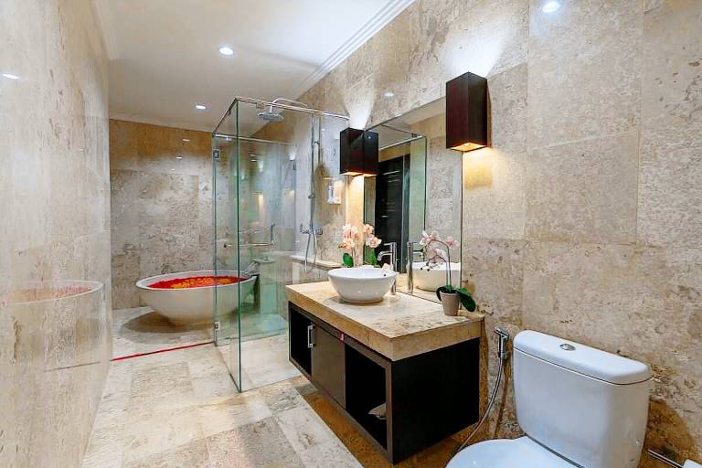Villa with terrace, yard & jacuzzi — photo 2
