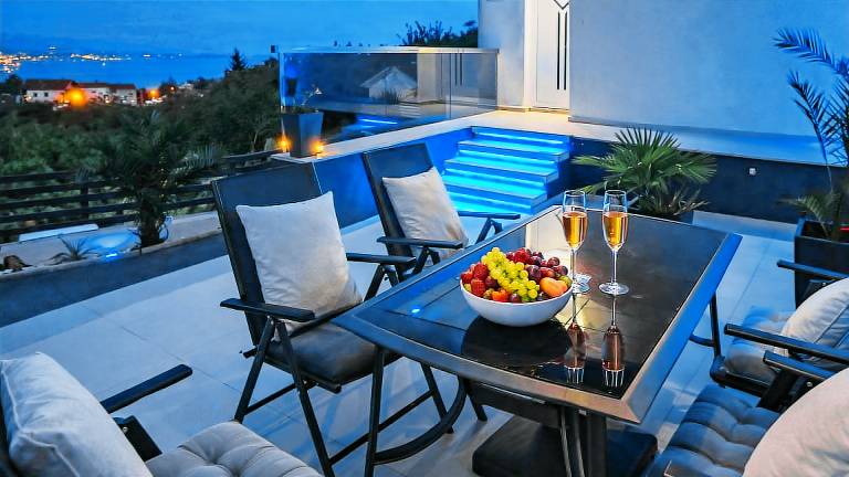 Villa with hot tub, BBQ & private pool | Pets allowed — photo 4