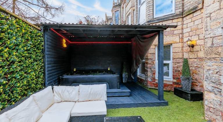 Holiday apartment with jacuzzi & pool — photo 2