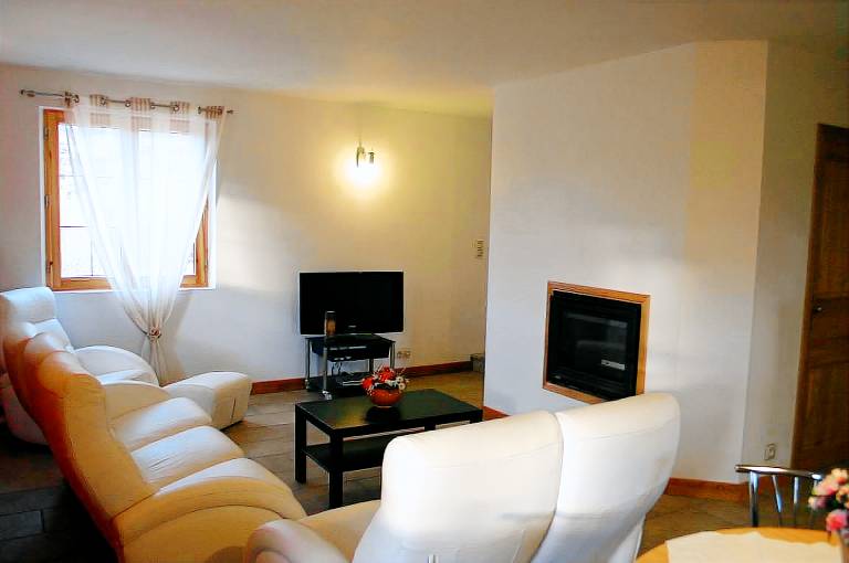 Family-oriented vacation home with garden, fast internet & pool | Garden view | Good for workation | Pet-friendly — photo 4