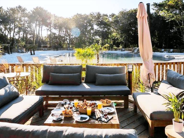 Mobile home with pool, BBQ & terrace — photo 3