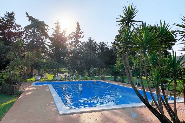 Villa with barbecue, terrace & private pool | Nature view — photo 2