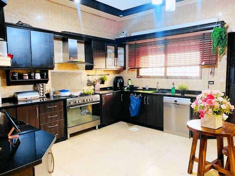 Fully equipped beautiful villa with jacuzzi, garden & patio | Perfect for remote work | Pets are welcome — photo 3