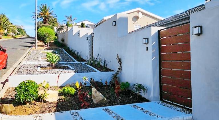 Modern Comfy Guest Suite with Beautiful Views in Welgemoed