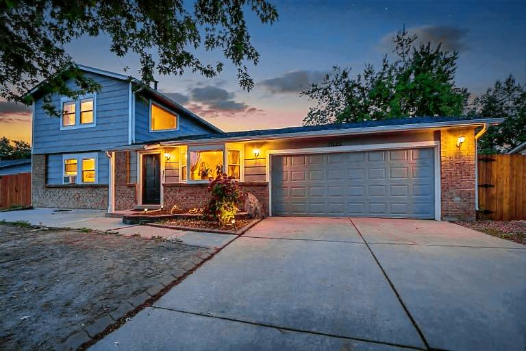 4BR Spacious Home with Deck BBQ Fire Pit Sleeps 8