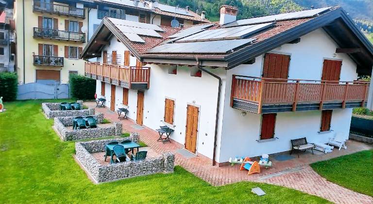 Rental apartment with terrace, pool & garden in Ledro