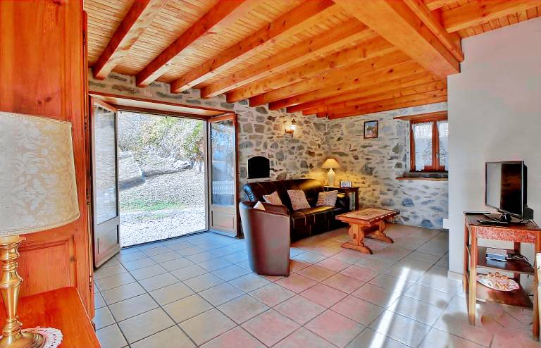 Gite with barbeque & patio — photo 4