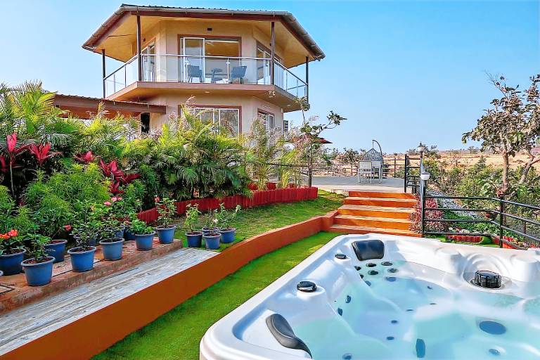 Villa with hot tub & yard in Nashik