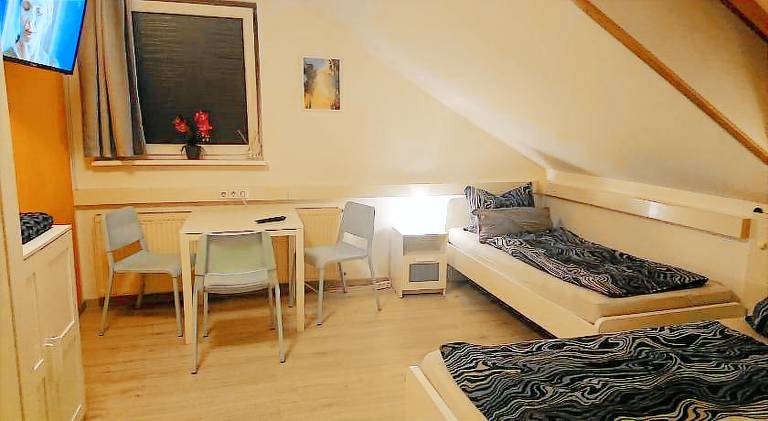 3 Bettzimmer mit Gemeinschaftskuche und je 2 Duschraumen und 2 Toiletten