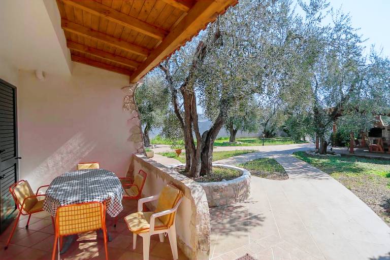 Family-friendly rental apartment with terrace, garden & BBQ | Garden view | Beach nearby | Dogs allowed — photo 2