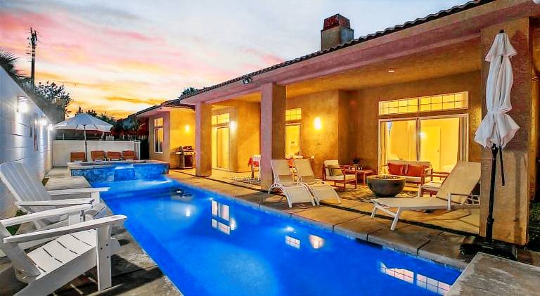 Fully equipped vacation home with jacuzzi, private pool & barbeque | Perfect for remote work | Dogs allowed in Desert Hot Springs, CA