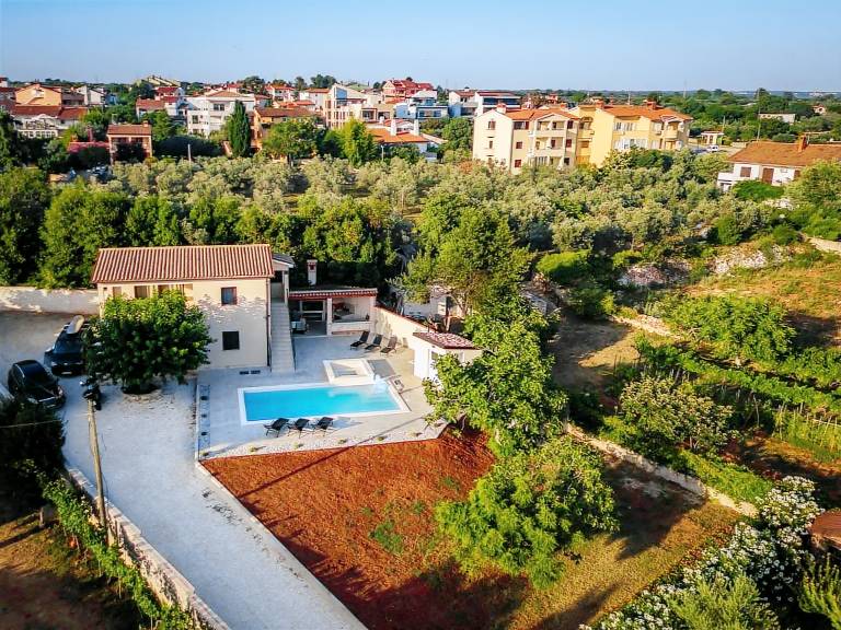 Fully equipped vacation home with private pool, patio & barbecue | Pets allowed — photo 4