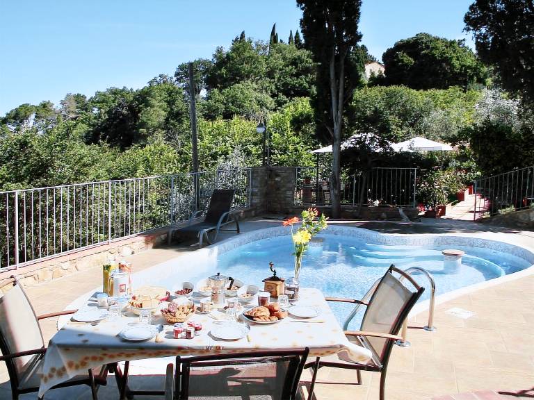 Big vacation home with terrace, yard & private pool | Pets allowed — photo 3
