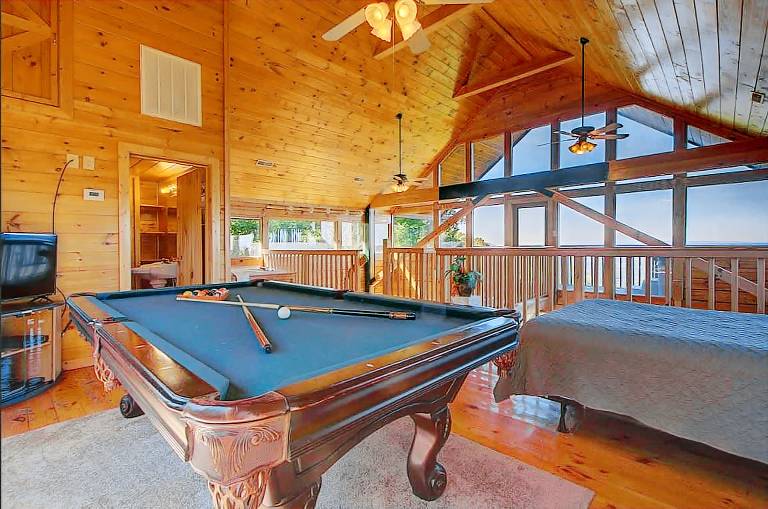 Mountain Top Cabin with Views Hot Tub and Arcade — photo 5