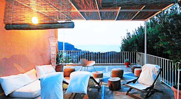 Ample villa with patio, garden & pool | Pets are welcome — photo 3