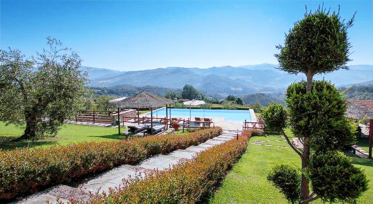 Vacation home with pool, garden & jacuzzi — photo 5