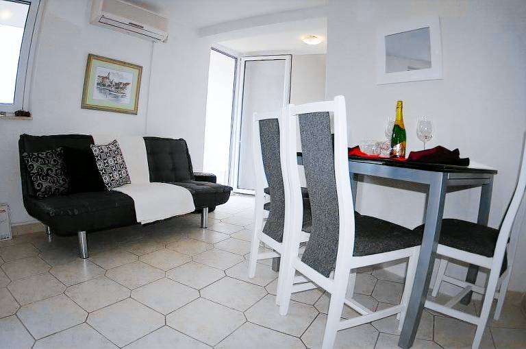 Rental apartment with yard & patio — photo 3