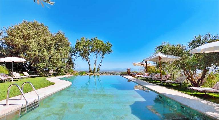 Pleasant vacation home with garden, jacuzzi & pool | Pets allowed — photo 3