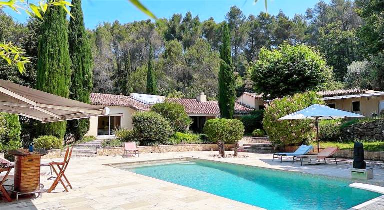 Propriete: 300 M² (25 M² d'annexe / Pool House) sur 5 ha boise a 10' d'Aix en Provence in Meyreuil