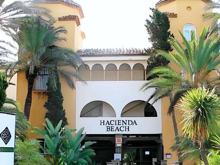 Holiday apartment with terrace, garden & pool in Estepona