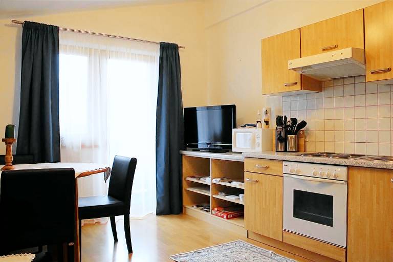 Charming apartment with pool & yard | Mountain view | Pets are welcome — photo 4